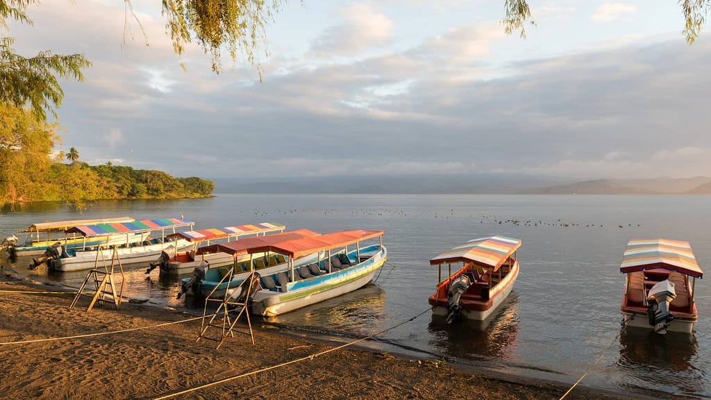 lanchas en la orilla del lago de catemaco