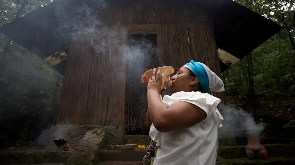 Chamana realizando un ritual ceremonial en catemaco