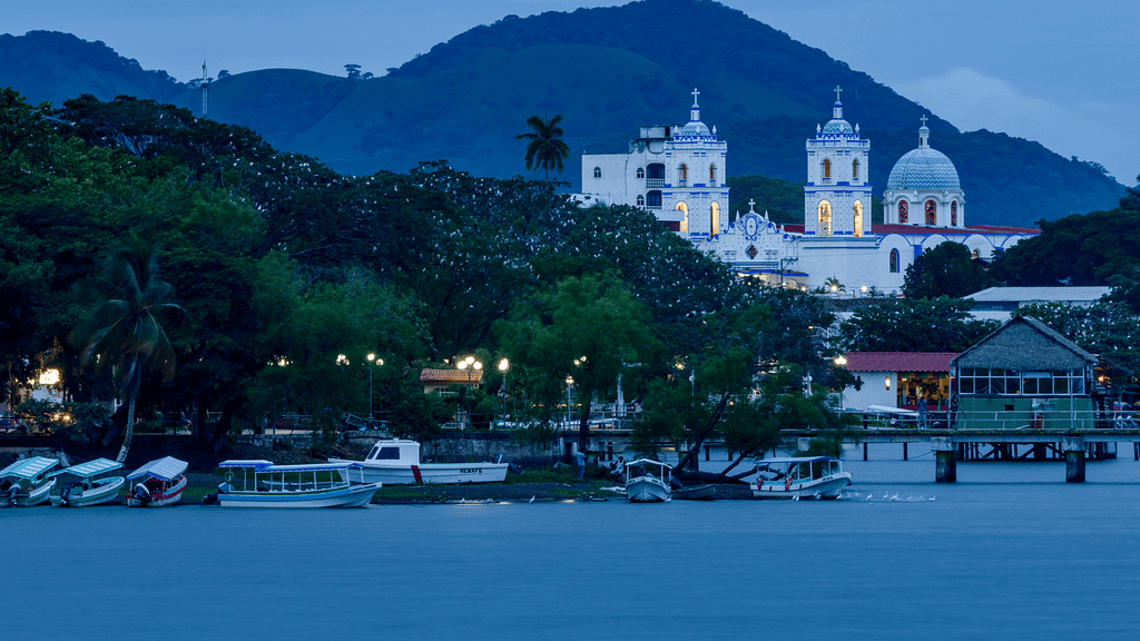 Vista de Catemaco desde la Laguna en la tarde