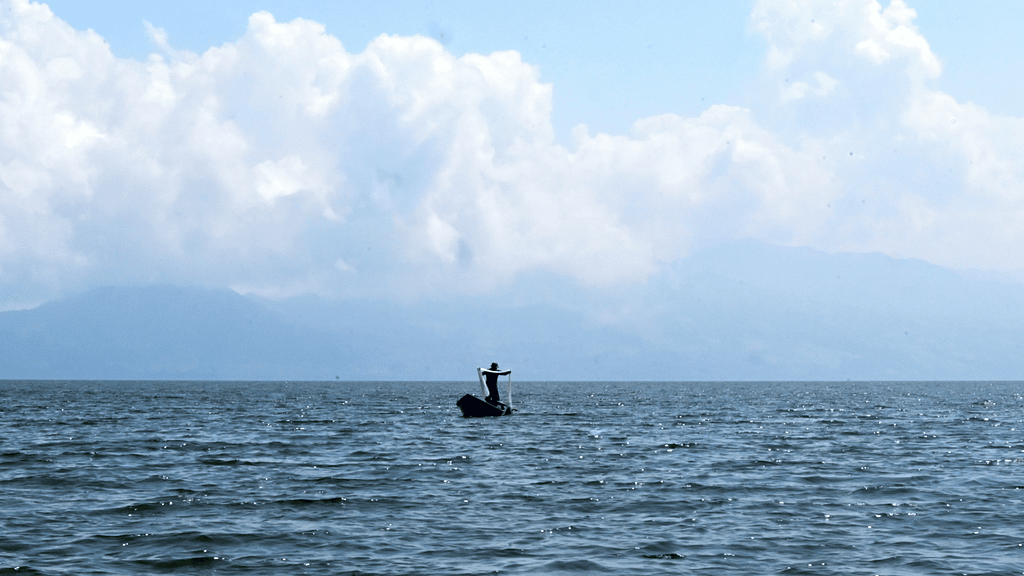 Pescador pescando en el lago de catemaco en su lancha