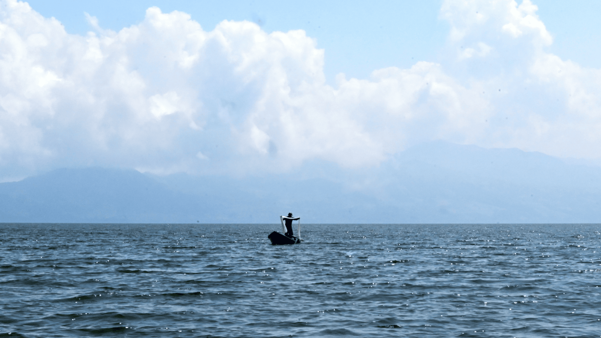 Pescador pescando en el lago de catemaco en su lancha