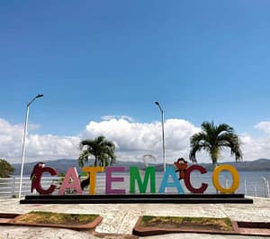 letrero colorido de Catemaco en el malecón de Catemaco