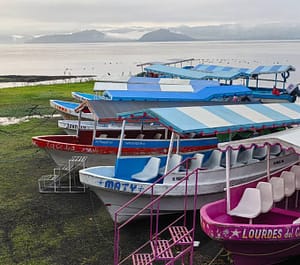 Lanchas a la orilla de la laguna en catemaco