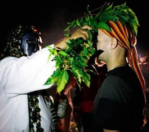 Brujo realizando limpia con hierbas