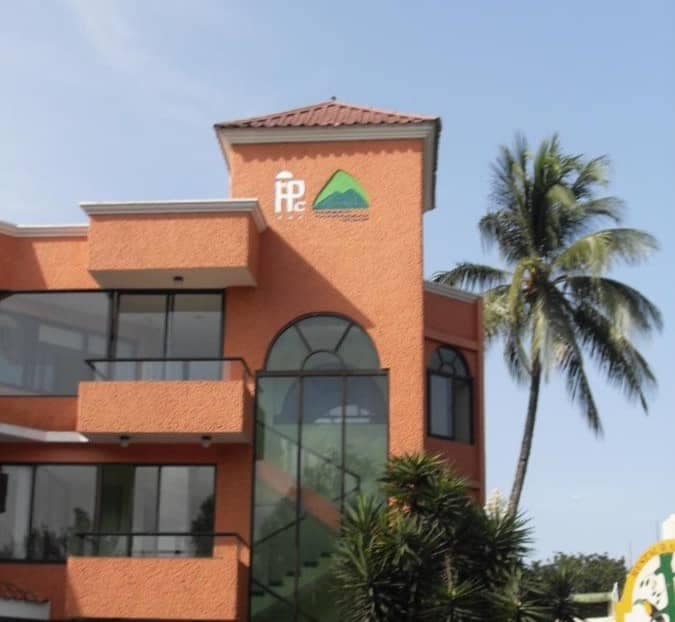 Frente del hotel en color naranja con blacones