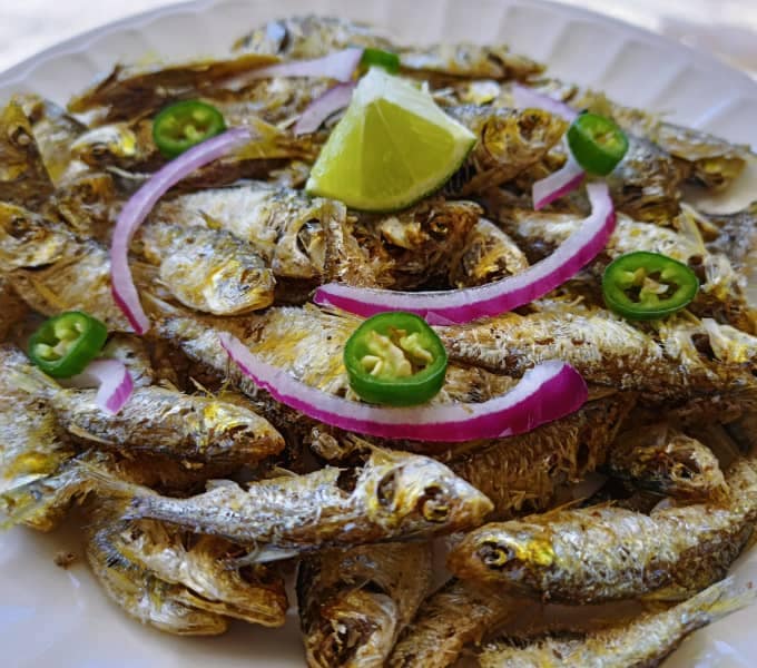 Topotes fritos con limon y cebolla morada en catemaco
