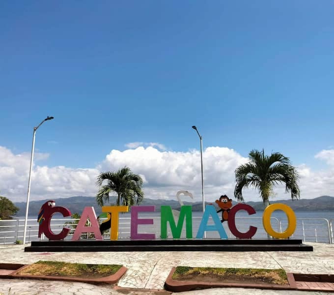 letrero colorido de Catemaco en el malecón de Catemaco