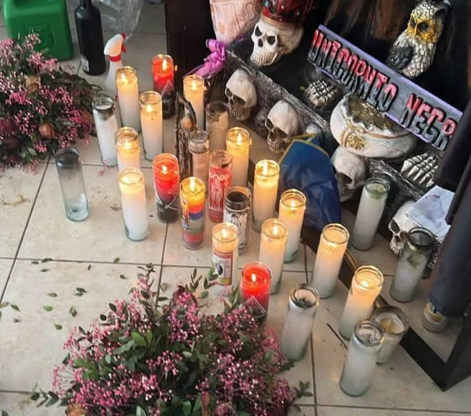 Altar con velas y hierbas en altar para realizar limpias