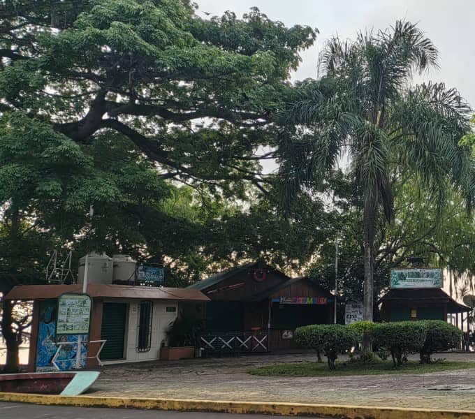 Embarcadero azamar en el malecon en catemaco