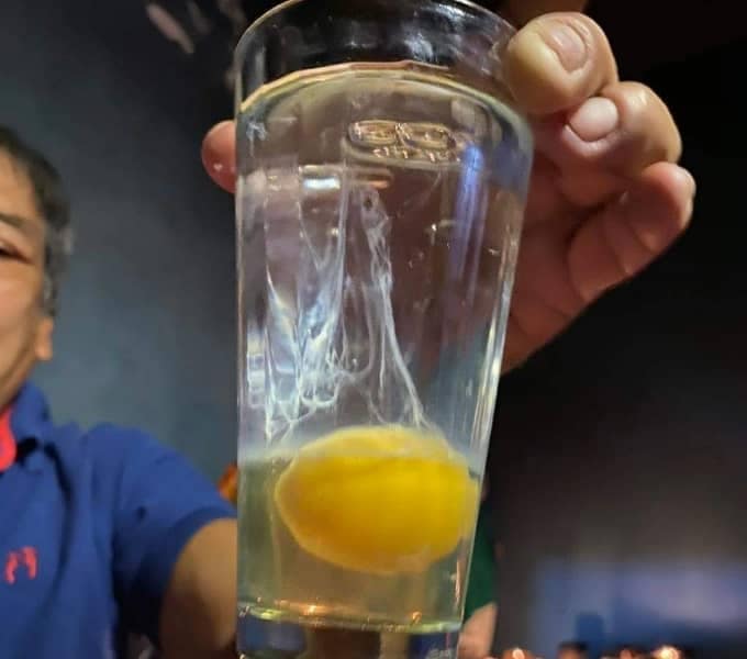 Huevo dentro de un vaso de cristal con agua después de una limpia