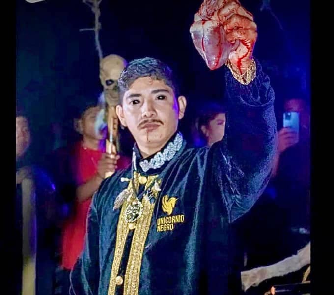 Brujo Unicornio Negro con un Corazon en la mano