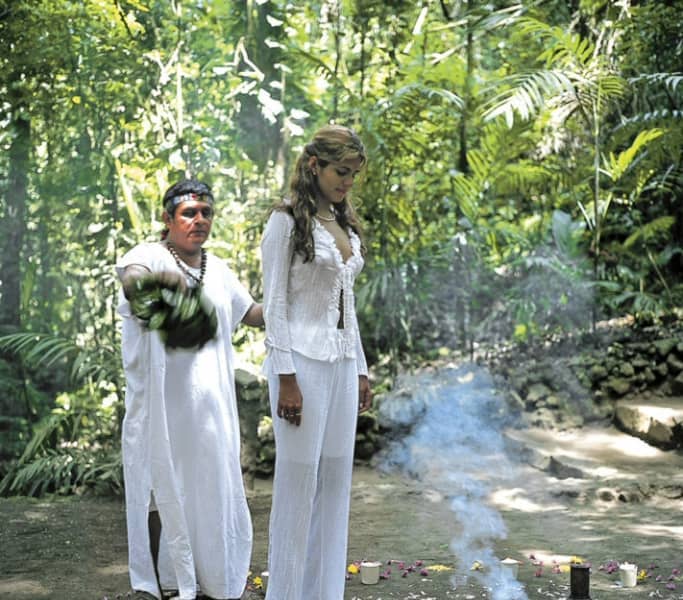 Brujo en catemaco haciendo ritual de limpieza energética a mujer