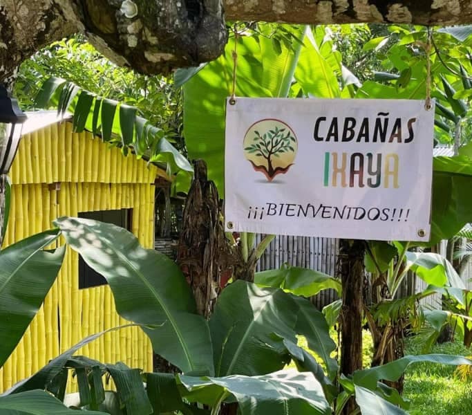 Foto del letrero de las cabañas ixaya
