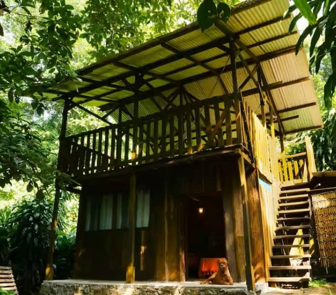 Cabaña vista de frente con terraza en la parte superior