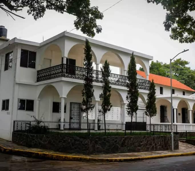 Frente del departamento color blanco con barandilla