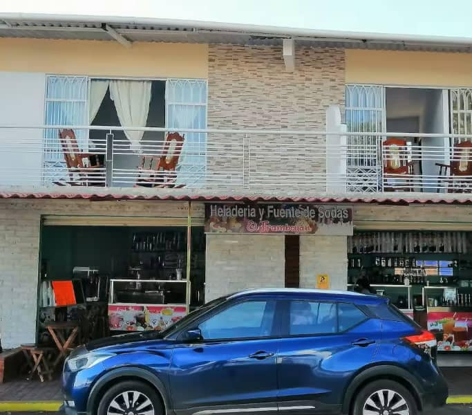 Vista frontal, balcon en primera planta