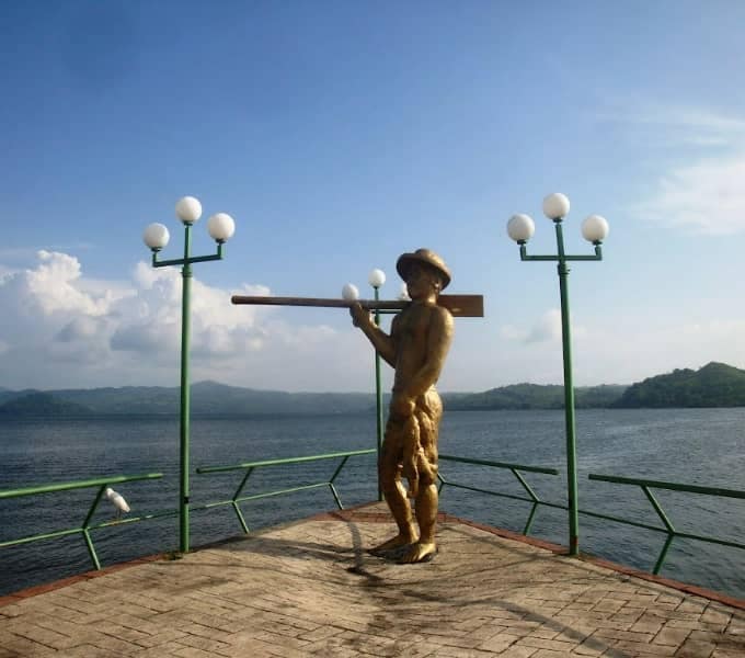 Monumento al pescador en la plazuela del pescador del malecón en catemaco